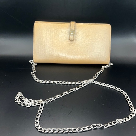 Gorgeous Vintage Chanel wallet light pink/ cream color with silver chain - Picture 3 of 16